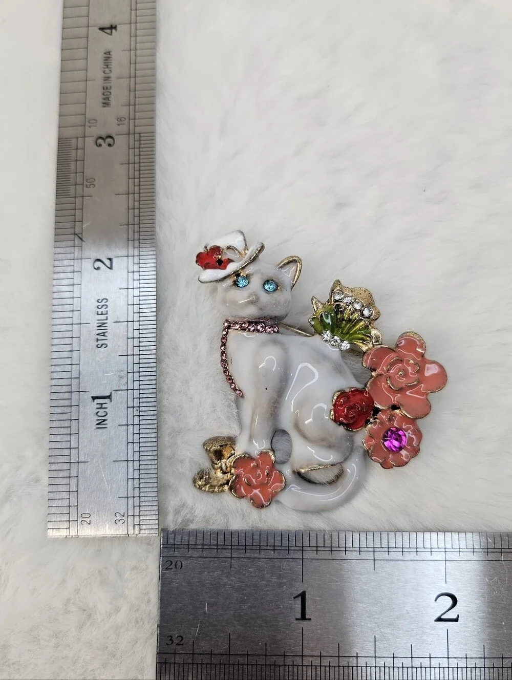 Decorative White Cat Brooch with Pink and Red Floral Accents